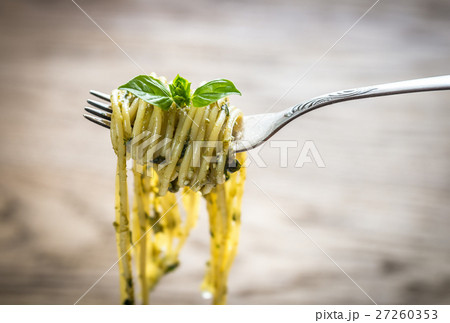 Spaghetti with pesto sauce and basil leaf Spaghetti with pesto sauce and basil leaf 27260353