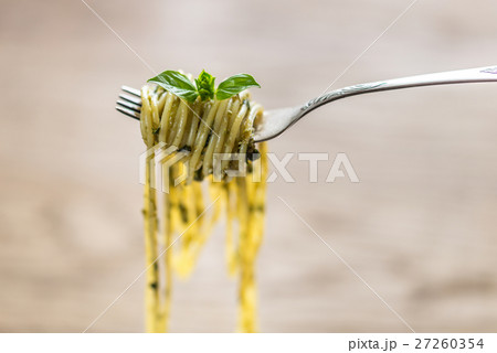 Spaghetti with pesto sauce and basil leaf Spaghetti with pesto sauce and basil leaf 27260354