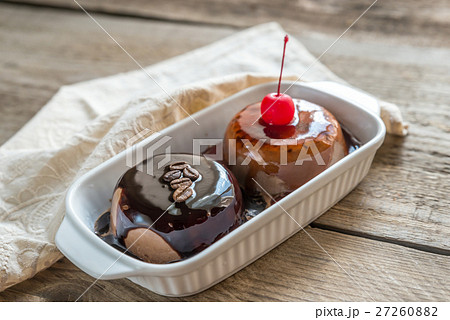 Coffee panna cotta under chocolate and strawberry 27260882