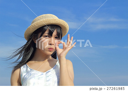 麦わら帽子の女性 青空 麦わら帽子の女性 青空 27261985