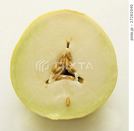 Honeydraw melon cut in half Honeydraw melon cut in half 27262040