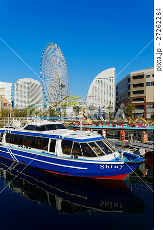 みなとみらい横浜と停泊中の遊覧船 みなとみらい横浜と停泊中の遊覧船 27262284