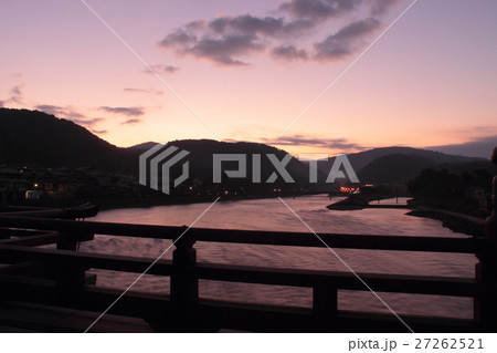 京都　夜明け前の宇治川の風景 27262521