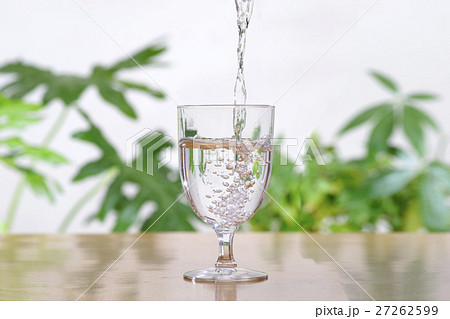 グラスの水 27262599