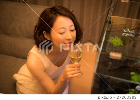 くつろぐ 女性 夜 くつろぐ 女性 夜 27263585