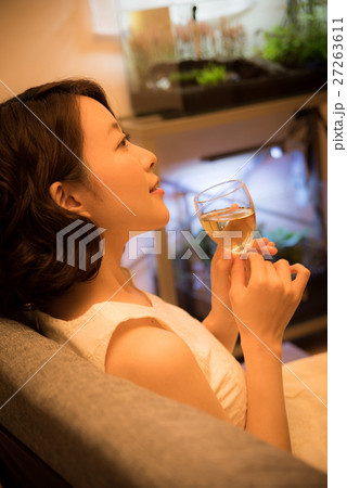 くつろぐ 女性 夜 くつろぐ 女性 夜 27263611