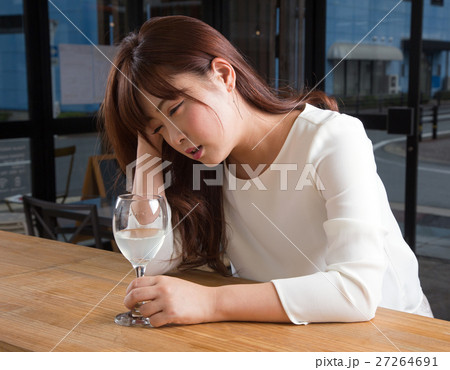 ちょっと辛そうにお酒を飲んでいる女性 27264691
