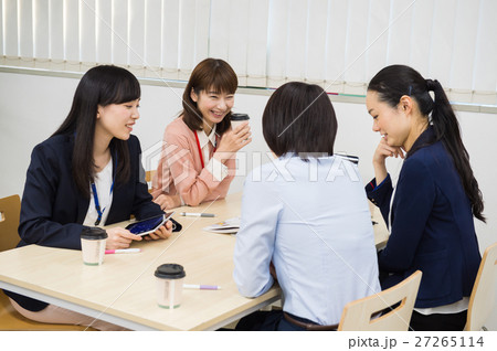 ミーティングをする女性たち ミーティングをする女性たち 27265114