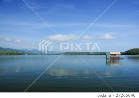 Houseboat, lake, moutain and sky in Thailand 27265640