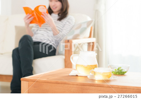 ハーブティーと女性 27266015