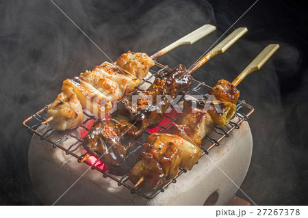 炭火で焼き鳥　yakitori 27267378
