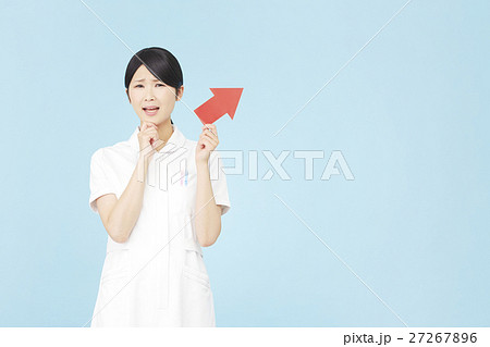 看護師　矢印差し　悩む 27267896