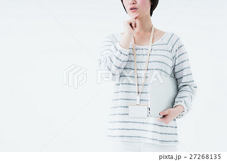 ビジネスウーマン（パソコン） 27268135