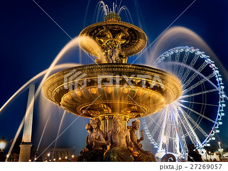 Fountain on square of Concorde 27269057