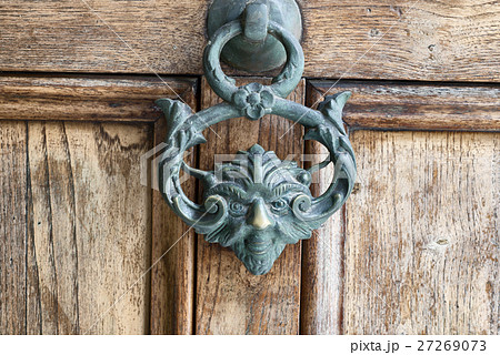 Antique pull handle knob on a vintage wooden door Antique pull handle knob on a vintage wooden door 27269073