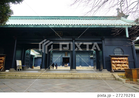 東京観光スポット・湯島聖堂の杏壇門とその奥の大成殿・横位置 東京観光スポット・湯島聖堂の杏壇門とその奥の大成殿・横位置 27270291