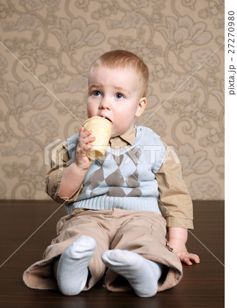 little beautiful boy eats icecream 27270980