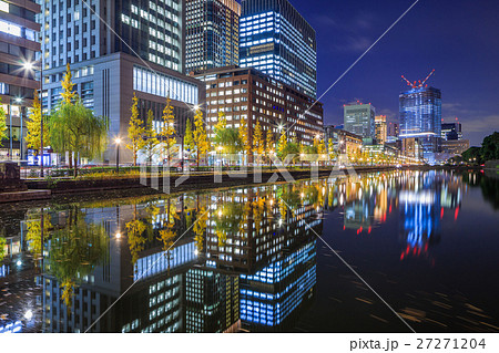 東京　丸の内ビル街の夜景（馬場先濠） 27271204