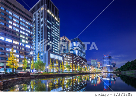 東京　丸の内ビル街の夜景（馬場先濠） 27271205