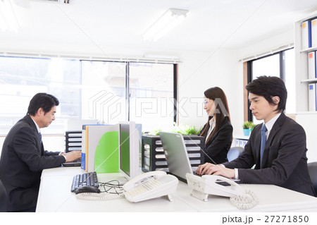 オフィス仕事風景 27271850