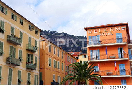 南仏ヴィルフランシュ・シュル・メールのカラフルな街並み 27273324