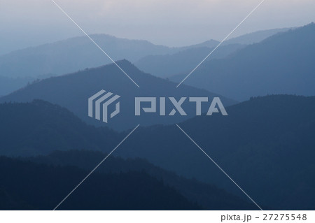 奥高野の山々　墨絵の如き霞のある静かな山々　真冬の夜明け　奈良県野迫川村 27275548