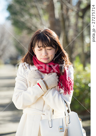 コートの女性 27275714