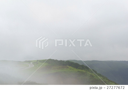 阿蘇ミルクロードの濃霧新緑の峠道早朝に霧がかかりトラックが霧に覆われ視界不良 27277672