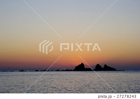 夜明けを待つ三ツ石 27278243