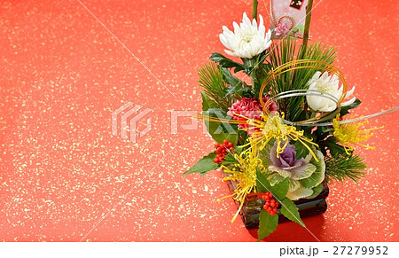 お正月飾り、正月用お花のアレンジメントのイメージ。 27279952