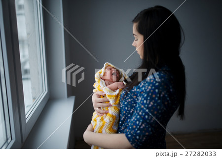 young mother with newborn baby 27282033