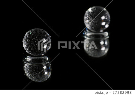 ガラス球 水面 黒背景 27282998