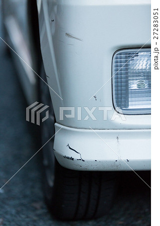 自動車　バンパーの傷 27283051