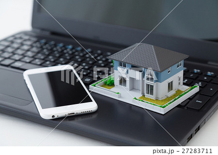 スマホとパソコンと家 27283711