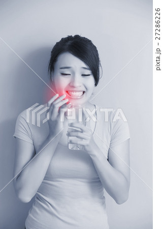 woman with sensitive teeth 27286226