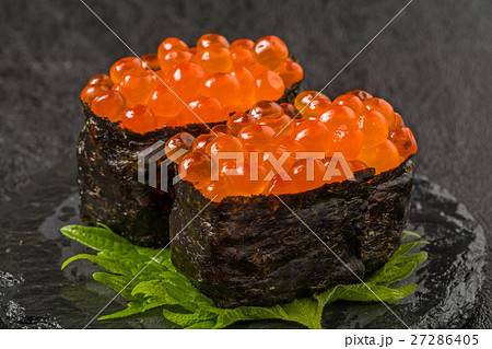 いくらの軍艦巻き Sushi of the salmon roe いくらの軍艦巻き Sushi of the salmon roe 27286405