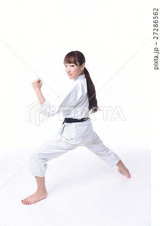 空手をする女子 空手をする女子 27286562