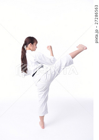 空手をする女子 空手をする女子 27286563