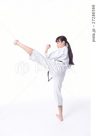 空手をする女子 27286566