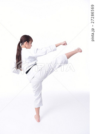 空手をする女子 27286569