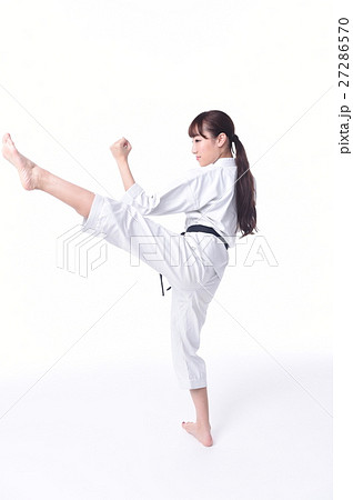 空手をする女子 27286570