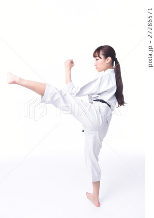 空手をする女子 27286571