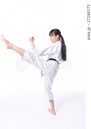 空手をする女子 空手をする女子 27286572