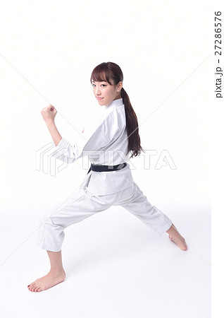 空手をする女子 空手をする女子 27286576
