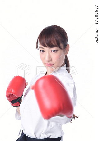 ボクシングをする女子の写真素材