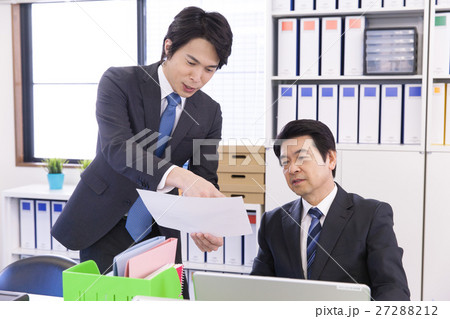 上司に報告する部下 27288212