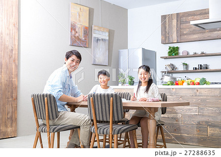 家族 父親 お父さん 姉弟 勉強 ダイニングキッチン ライフスタイル 宿題する小学生の写真素材