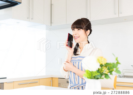 主婦、スマホ 27288886