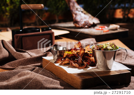 Bacon and salad standing in restaurant room 27291710