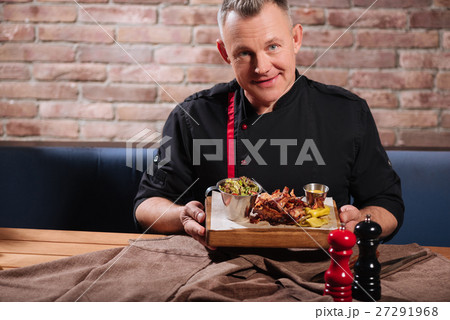 Gladman eating bacon and salad in restaurant 27291968